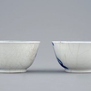 Une paire de tasses et soucoupes en porcelaine de Chine bleu et blanc à décor de perroquets, Qianlong, 18ème — photo 7