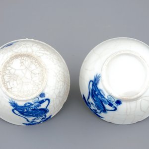 Une paire de tasses et soucoupes en porcelaine de Chine bleu et blanc à décor de perroquets, Qianlong, 18ème — photo 9