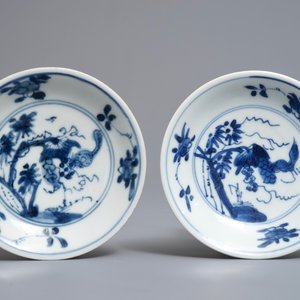 Une paire de tasses et soucoupes en porcelaine de Chine bleu et blanc à décor gravé sur fond brun capucin, Kangxi — photo 2