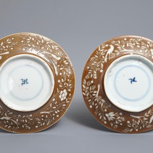 Une paire de tasses et soucoupes en porcelaine de Chine bleu et blanc à décor gravé sur fond brun capucin, Kangxi — photo 3