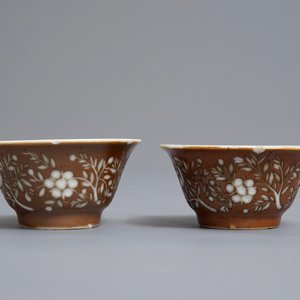 Une paire de tasses et soucoupes en porcelaine de Chine bleu et blanc à décor gravé sur fond brun capucin, Kangxi — photo 7