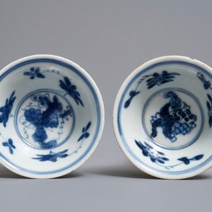 Une paire de tasses et soucoupes en porcelaine de Chine bleu et blanc à décor gravé sur fond brun capucin, Kangxi — photo 9
