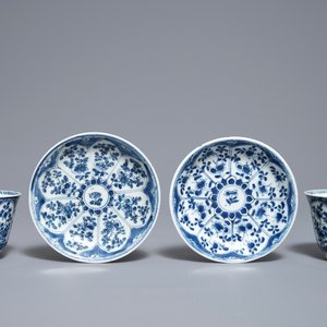 Une paire de tasses et soucoupes en porcelaine de Chine bleu et blanc aux marques Johanneum, Kangxi — photo 1