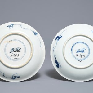 Une paire de tasses et soucoupes en porcelaine de Chine bleu et blanc aux marques Johanneum, Kangxi — photo 3