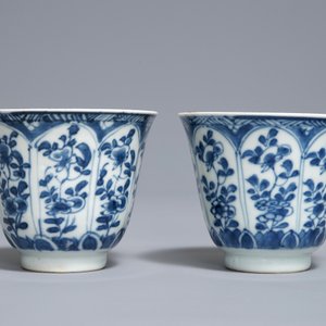 Une paire de tasses et soucoupes en porcelaine de Chine bleu et blanc aux marques Johanneum, Kangxi — photo 5
