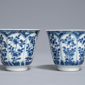 Une paire de tasses et soucoupes en porcelaine de Chine bleu et blanc aux marques Johanneum, Kangxi — photo 6