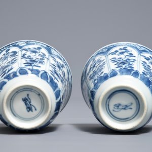 Une paire de tasses et soucoupes en porcelaine de Chine bleu et blanc aux marques Johanneum, Kangxi — photo 9