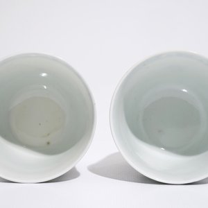 Une paire de tasses et soucoupes en porcelaine de Chine bleu et blanc et doré, Qianlong — photo 6