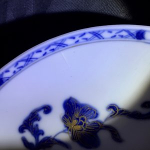 Une paire de tasses et soucoupes en porcelaine de Chine bleu et blanc et doré, Qianlong — photo 10