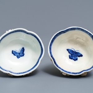 Une paire de tasses et soucoupes en porcelaine de Chine bleu et blanc 'pâte tendre', Qianlong — photo 8