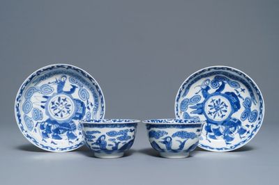Une paire de tasses et soucoupes en porcelaine de Chine bleu et blanc pour le marché français, Kangxi