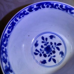 Une paire de tasses et soucoupes en porcelaine de Chine bleu et blanc pour le marché français, Kangxi — photo 11