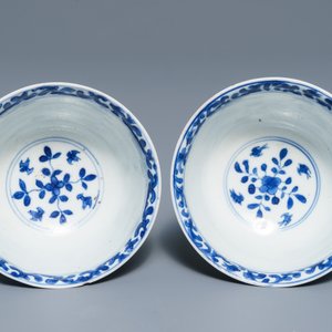 Une paire de tasses et soucoupes en porcelaine de Chine bleu et blanc pour le marché français, Kangxi — photo 6
