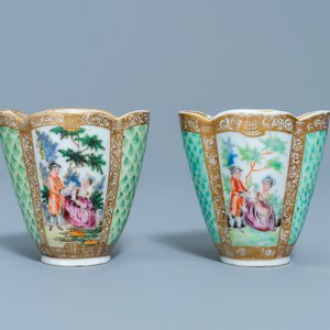Une paire de tasses et soucoupes en porcelaine de Chine dans le style de Meissen, marques AR, Tongzhi — photo 6