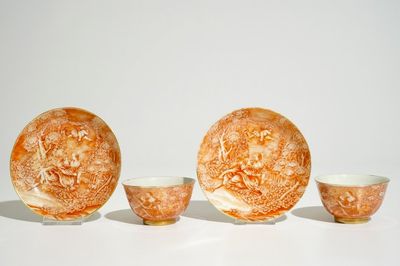 Une paire de tasses et soucoupes en porcelaine de Chine d'exportation à décor romantique, Qianlong