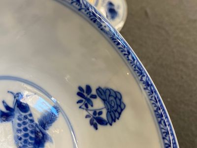 Une paire de tasses et soucoupes en porcelaine de Chine en bleu et blanc à décor de 'carpes', Kangxi — photo 12