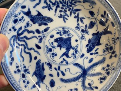 Une paire de tasses et soucoupes en porcelaine de Chine en bleu et blanc à décor de 'carpes', Kangxi — photo 14