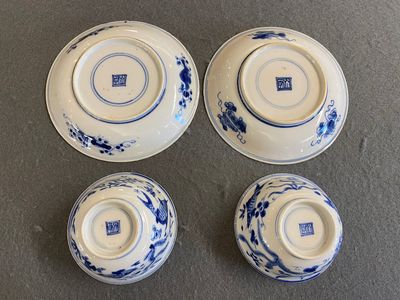 Une paire de tasses et soucoupes en porcelaine de Chine en bleu et blanc à décor de 'carpes', Kangxi — photo 2