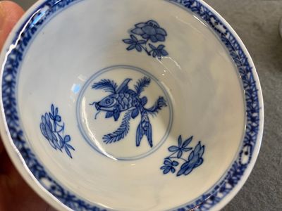 Une paire de tasses et soucoupes en porcelaine de Chine en bleu et blanc à décor de 'carpes', Kangxi — photo 5
