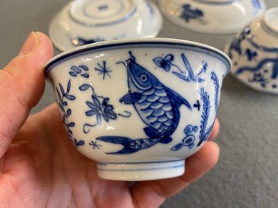 Une paire de tasses et soucoupes en porcelaine de Chine en bleu et blanc à décor de 'carpes', Kangxi — photo 7