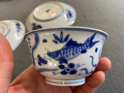 Une paire de tasses et soucoupes en porcelaine de Chine en bleu et blanc à décor de 'carpes', Kangxi — photo 9
