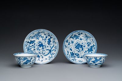 Une paire de tasses et soucoupes en porcelaine de Chine en bleu et blanc à décor de 'carpes', Kangxi