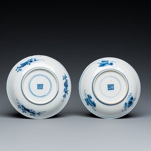 Une paire de tasses et soucoupes en porcelaine de Chine en bleu et blanc à décor de 'carpes', Kangxi — photo 3