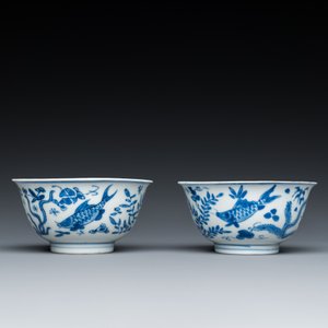 Une paire de tasses et soucoupes en porcelaine de Chine en bleu et blanc à décor de 'carpes', Kangxi — photo 4