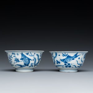 Une paire de tasses et soucoupes en porcelaine de Chine en bleu et blanc à décor de 'carpes', Kangxi — photo 5