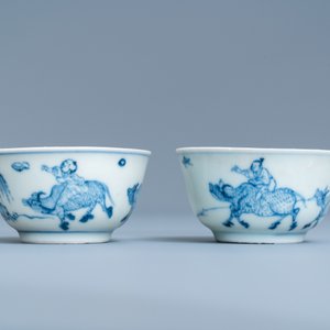 Une paire de tasses et soucoupes en porcelaine de Chine en bleu et blanc, épave du Ca Mau, Kangxi/Yongzheng — photo 4