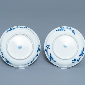 Une paire de tasses et soucoupes en porcelaine de Chine en bleu et blanc, Kangxi/Yongzheng — photo 3