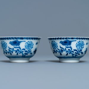 Une paire de tasses et soucoupes en porcelaine de Chine en bleu et blanc, Kangxi/Yongzheng — photo 5