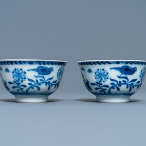 Une paire de tasses et soucoupes en porcelaine de Chine en bleu et blanc, Kangxi/Yongzheng — photo 7