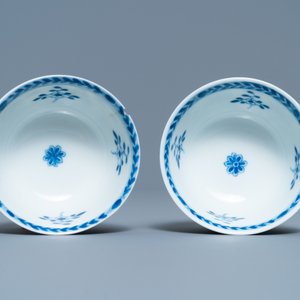 Une paire de tasses et soucoupes en porcelaine de Chine en bleu et blanc, Kangxi/Yongzheng — photo 8