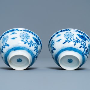 Une paire de tasses et soucoupes en porcelaine de Chine en bleu et blanc, Kangxi/Yongzheng — photo 9