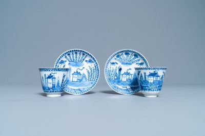 Une paire de tasses et soucoupes en porcelaine de Chine en bleu et blanc, Kangxi