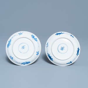 Une paire de tasses et soucoupes en porcelaine de Chine en bleu et blanc, Kangxi — photo 3