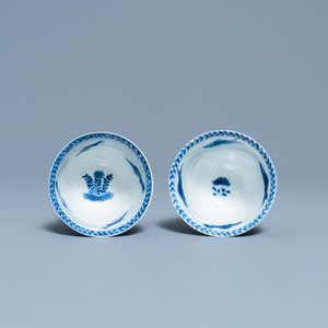 Une paire de tasses et soucoupes en porcelaine de Chine en bleu et blanc, Kangxi — photo 8
