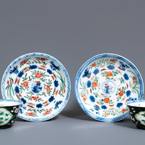 Une paire de tasses et soucoupes en porcelaine de Chine famille noire, Kangxi — photo 1