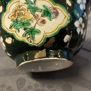 Une paire de tasses et soucoupes en porcelaine de Chine famille noire, Kangxi — photo 16