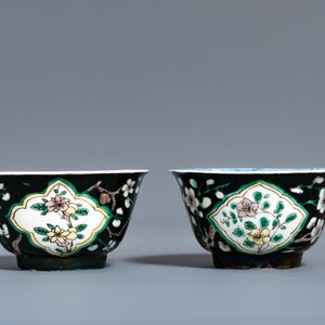 Une paire de tasses et soucoupes en porcelaine de Chine famille noire, Kangxi — photo 4