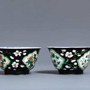Une paire de tasses et soucoupes en porcelaine de Chine famille noire, Kangxi — photo 7