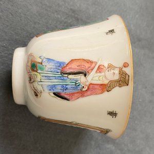 Une paire de tasses et soucoupes en porcelaine de Chine famille rose, 19ème — photo 31