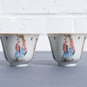 Une paire de tasses et soucoupes en porcelaine de Chine famille rose, 19ème — photo 37
