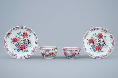 Une paire de tasses et soucoupes en porcelaine de Chine famille rose à décor de faisants, Yongzheng, 1723-1735