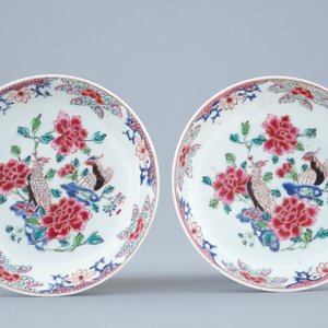 Une paire de tasses et soucoupes en porcelaine de Chine famille rose à décor de faisants, Yongzheng, 1723-1735 — photo 2