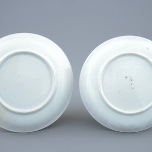 Une paire de tasses et soucoupes en porcelaine de Chine famille rose à décor de faisants, Yongzheng, 1723-1735 — photo 3