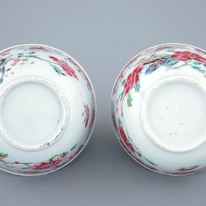 Une paire de tasses et soucoupes en porcelaine de Chine famille rose à décor de faisants, Yongzheng, 1723-1735 — photo 5