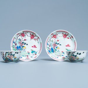 Une paire de tasses et soucoupes en porcelaine de Chine famille rose à décor d'un paysage, Yongzheng — photo 1