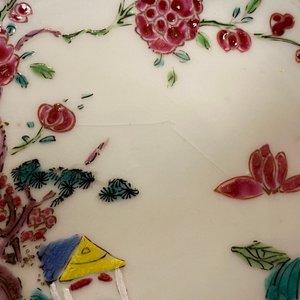 Une paire de tasses et soucoupes en porcelaine de Chine famille rose à décor d'un paysage, Yongzheng — photo 15